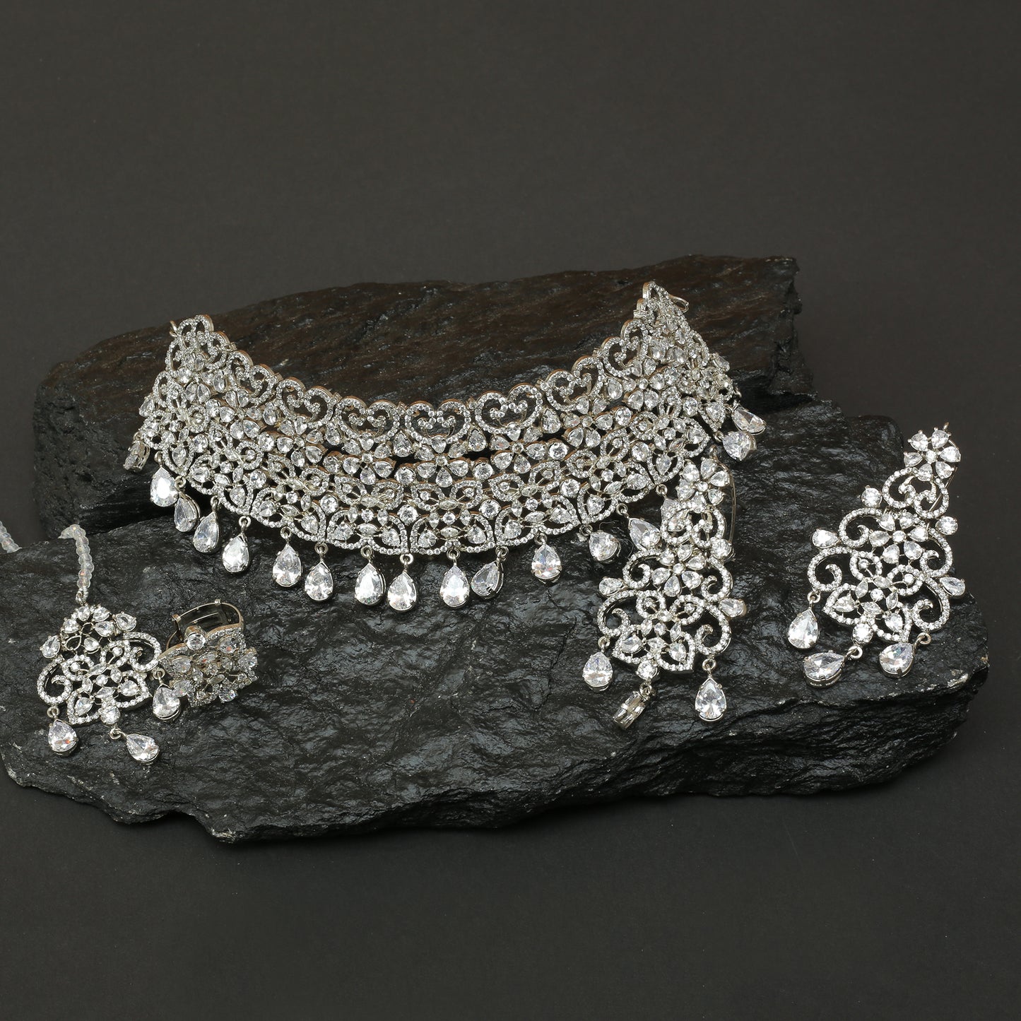 Choker Set With Earrings Tika