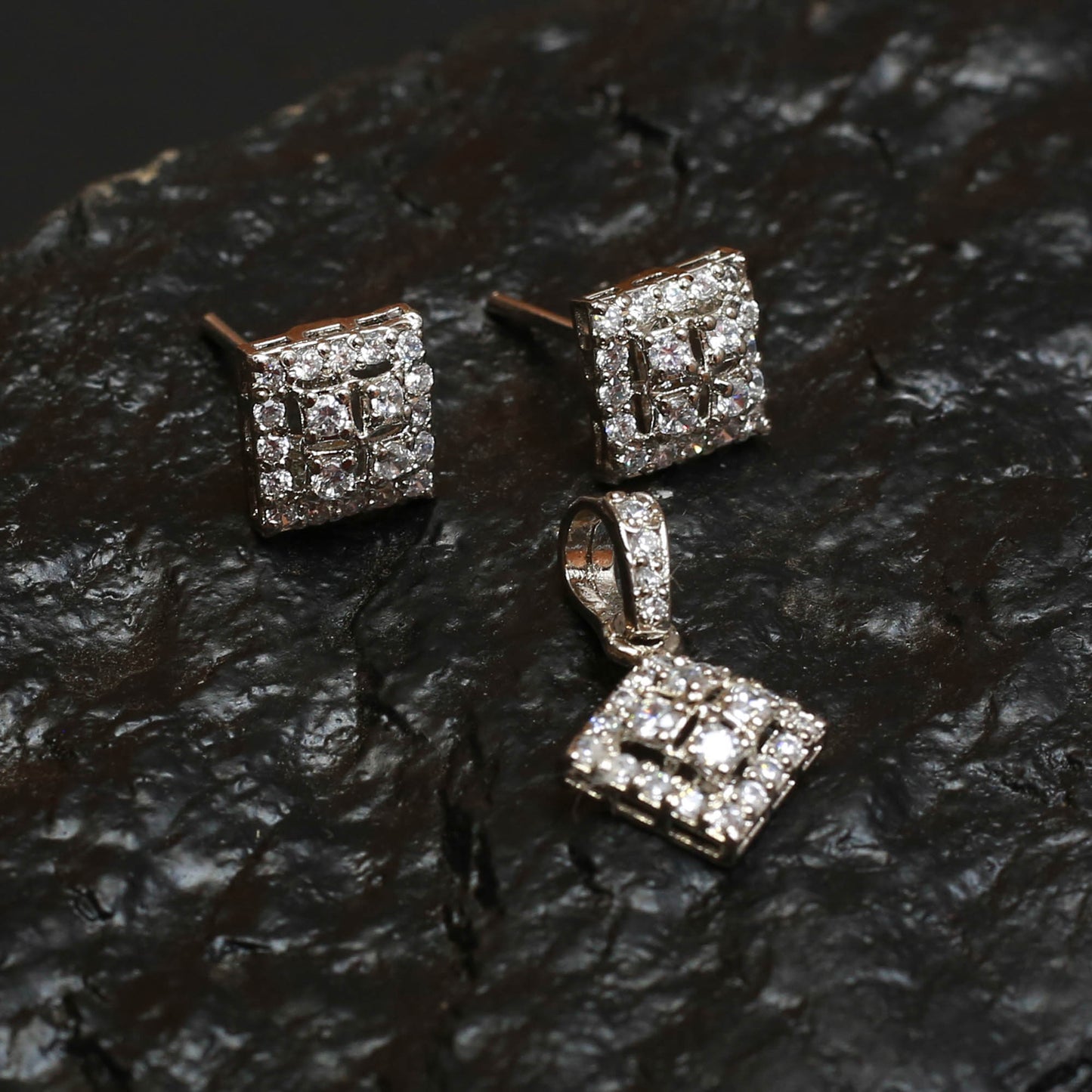 Pendent Set