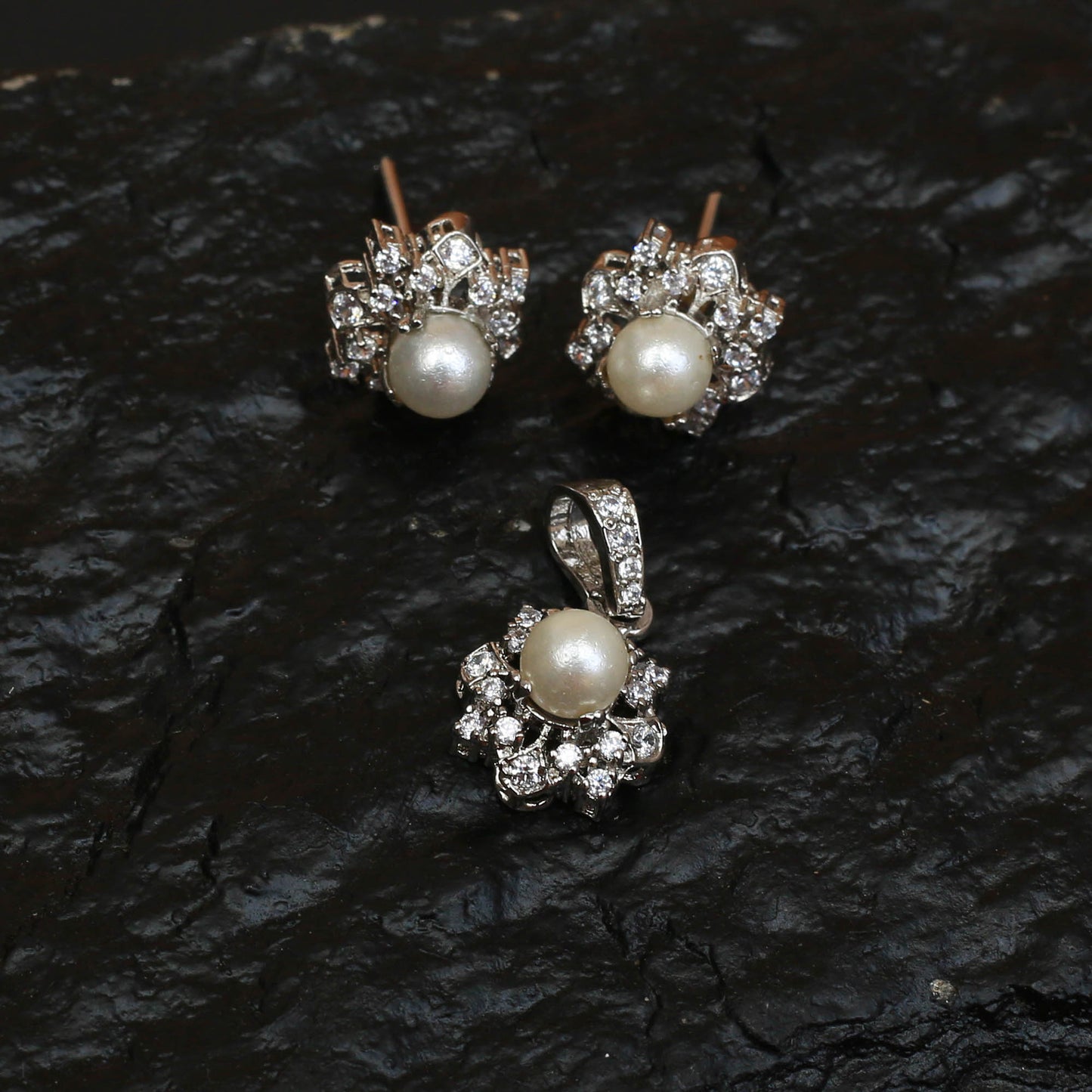 Pendent Set
