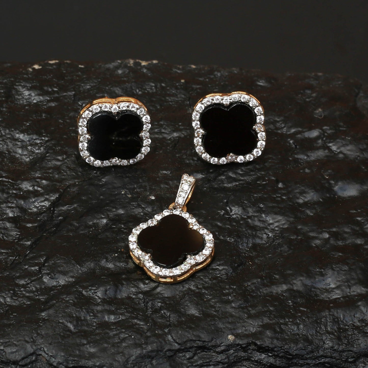 Pendent Set
