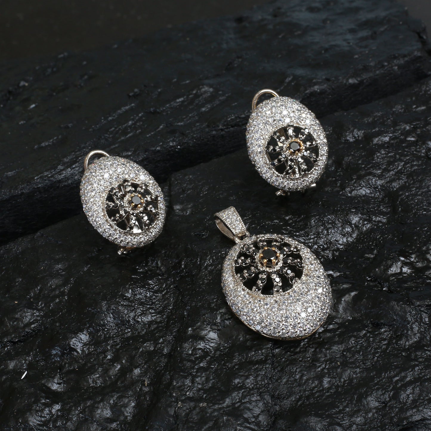 Pendent Set