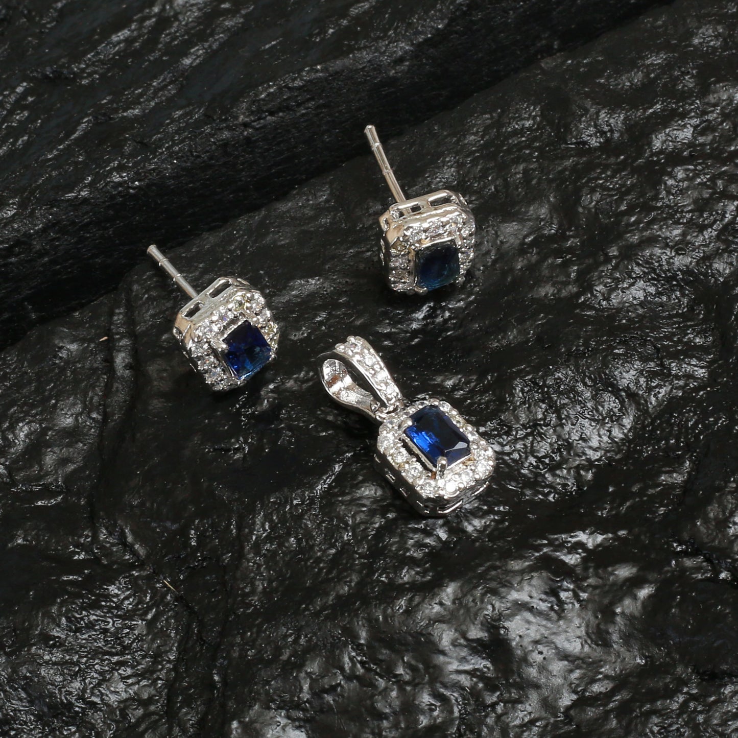 pendent set
