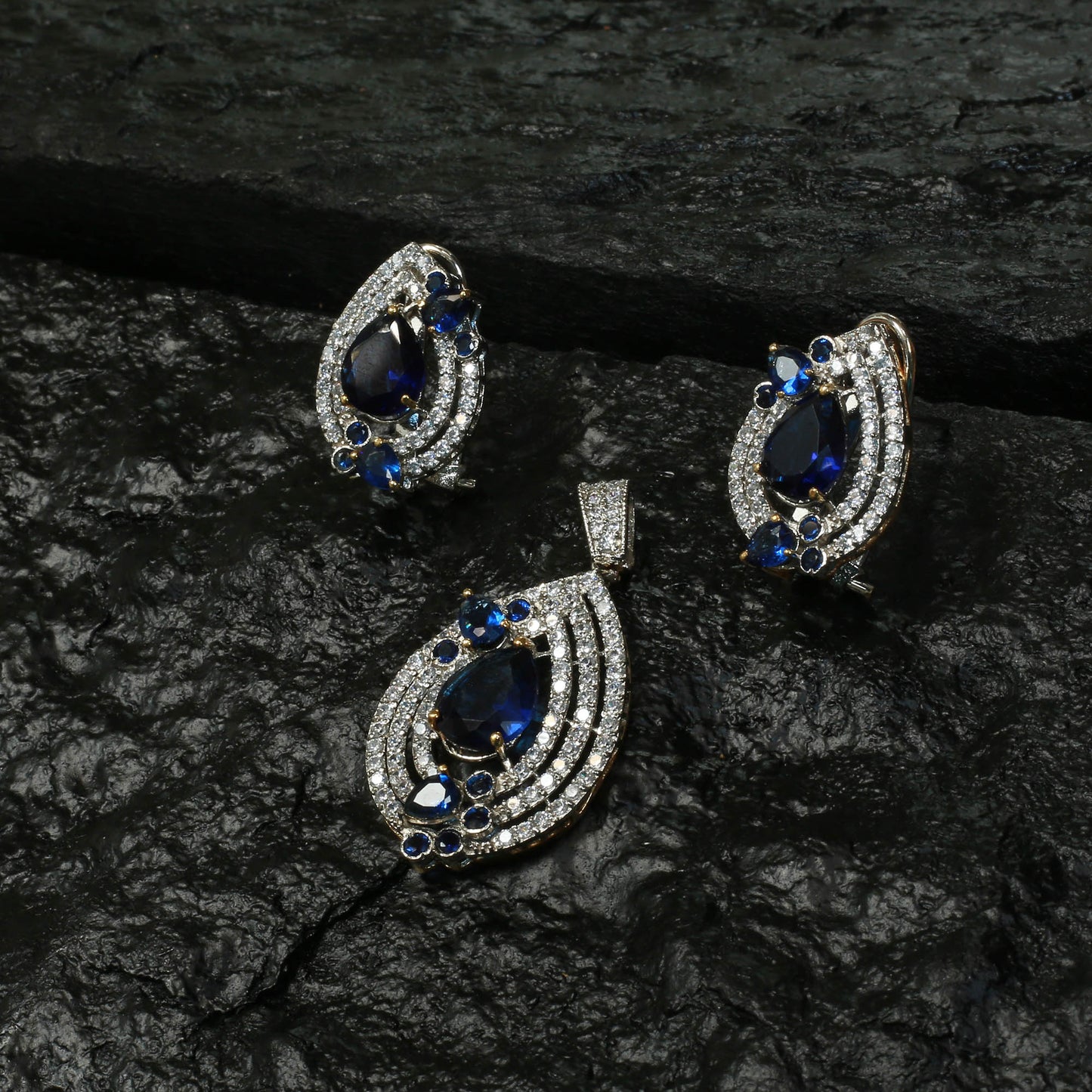 Pendent Set