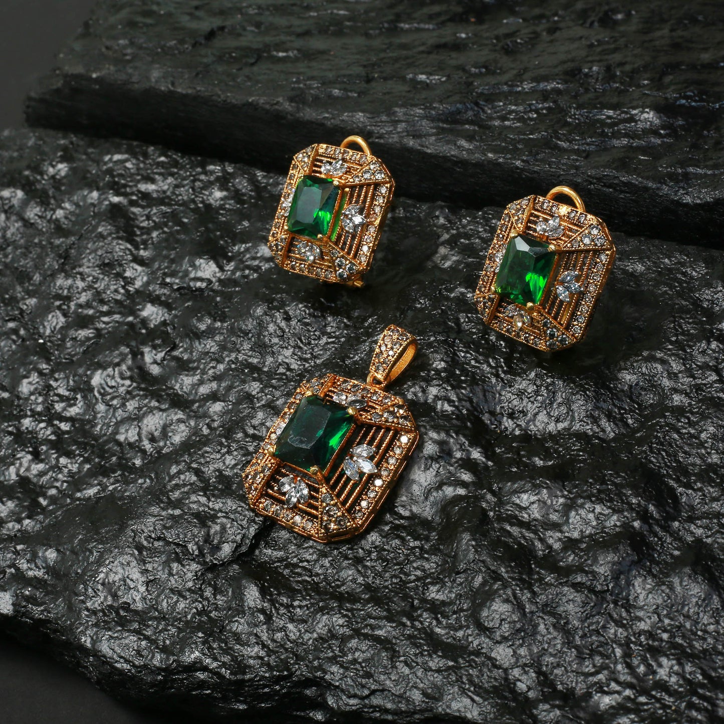 Pendent Set