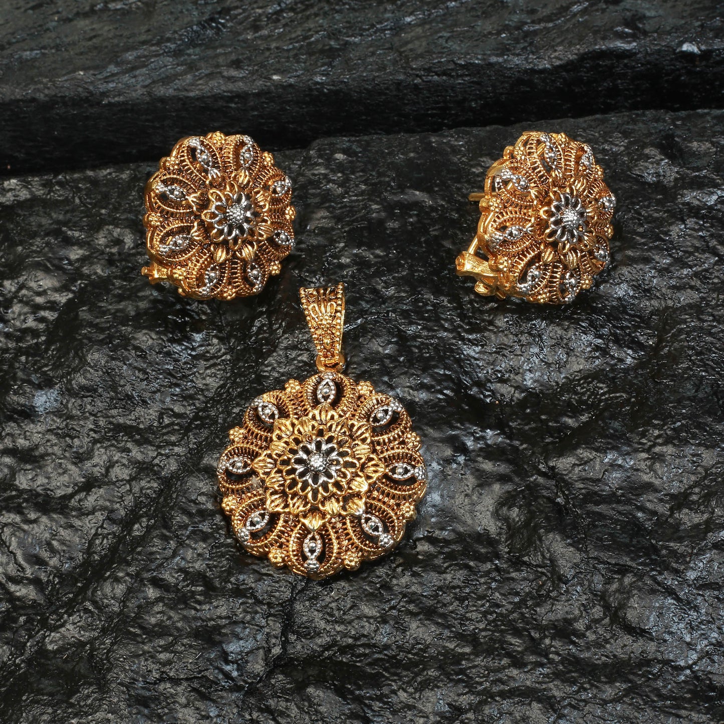 Pendent Set