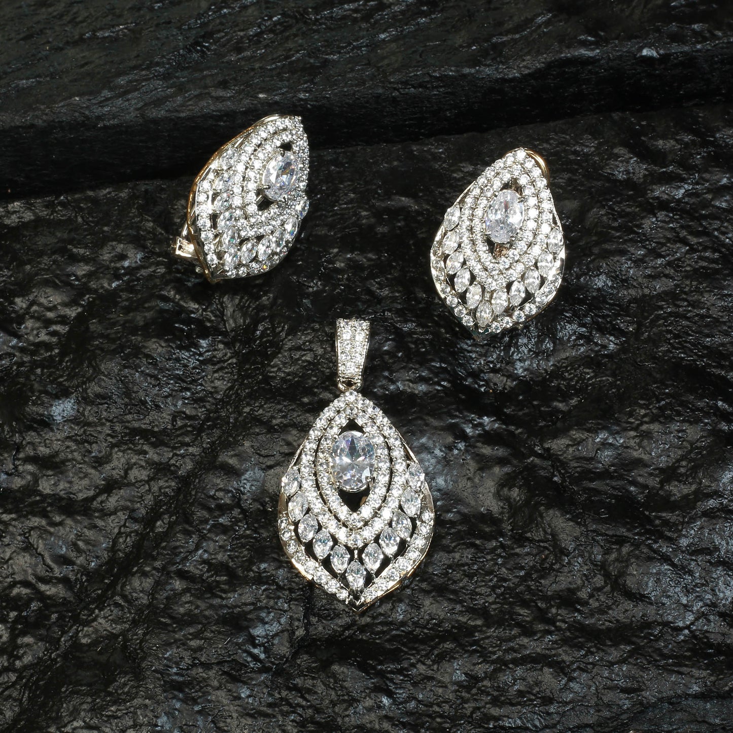 Pendent Set
