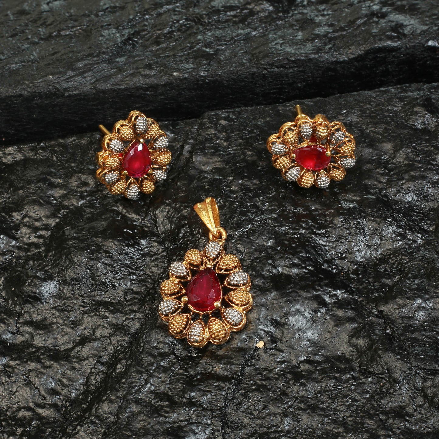 Pendent Set