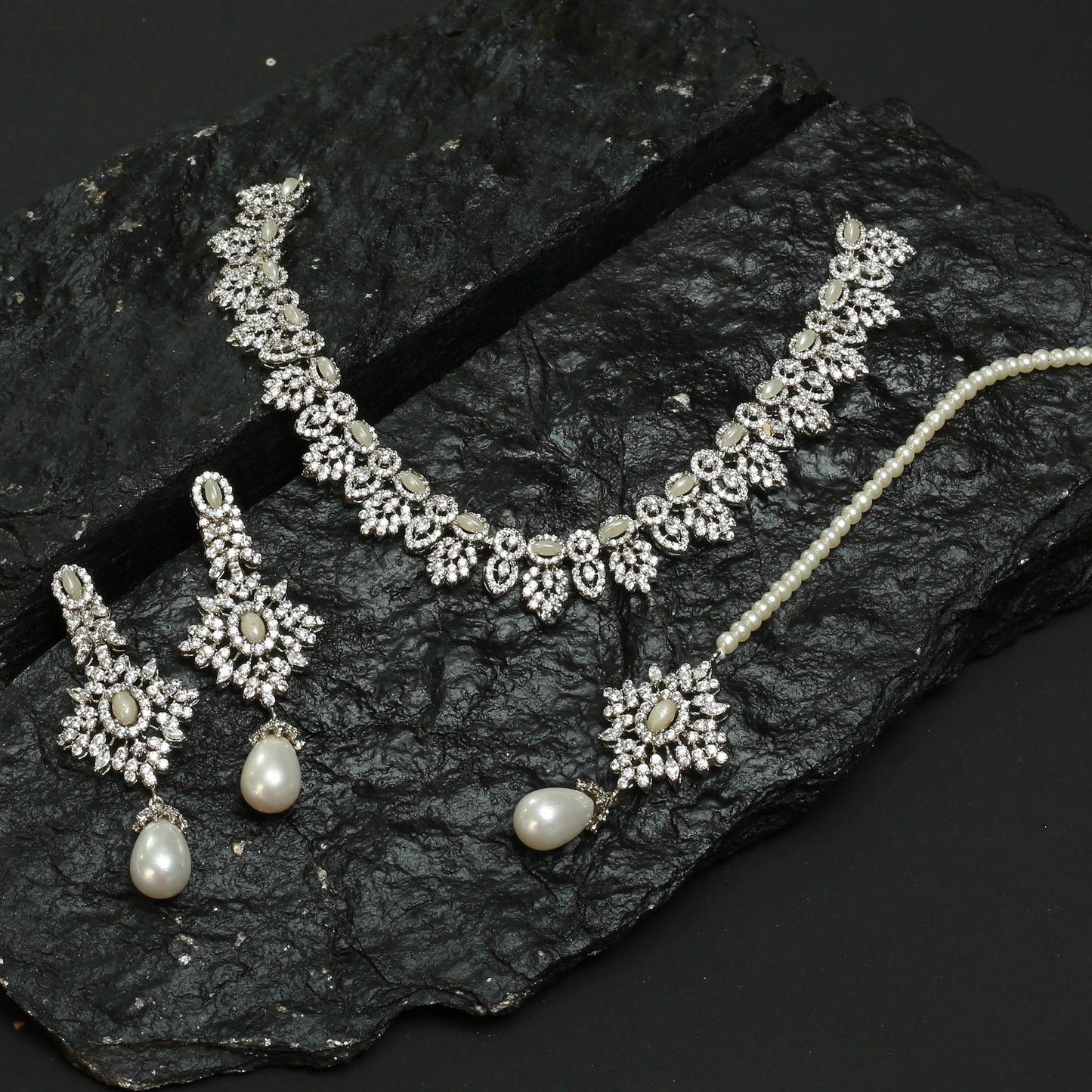 Necklace Set With Earrings and Tika