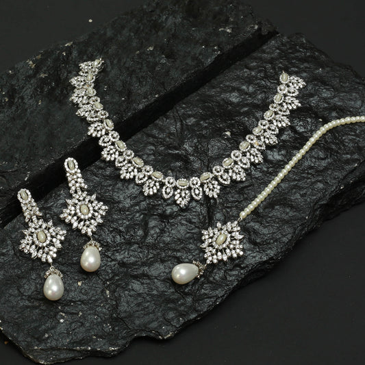 Necklace Set With Earrings and Tika