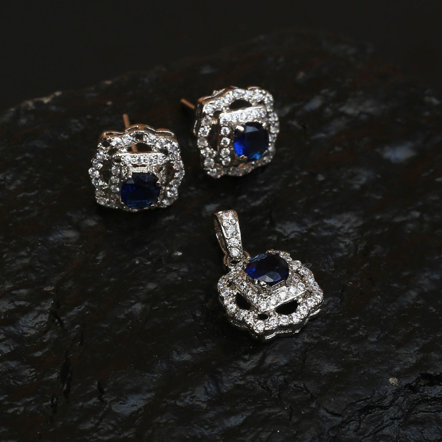 Pendent Set