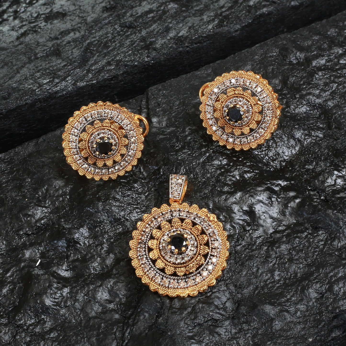 Pendent Set