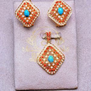 Alternative view of Pendant Set